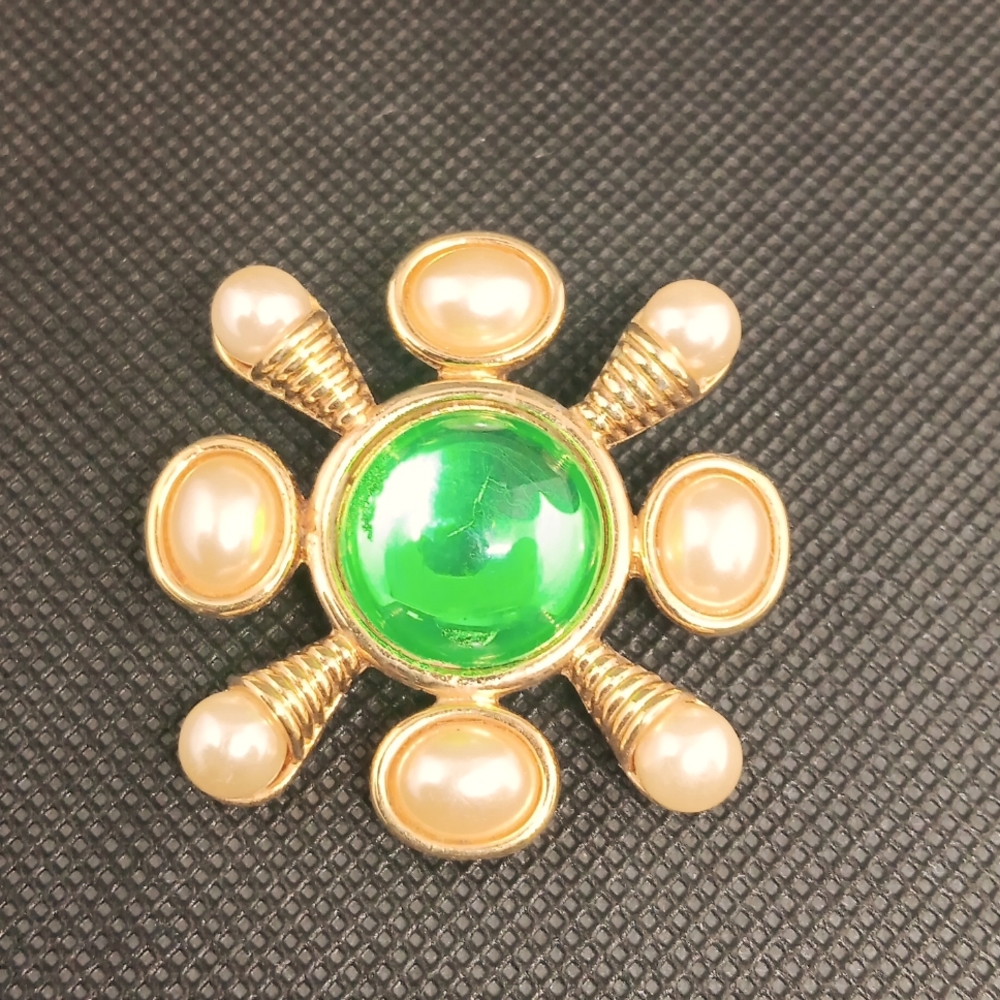 Kenneth Jay Lane Gold Tone Faux Pearl Brooch/Pendant